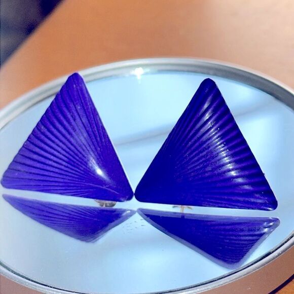 Vintage 70s or 80s purple painted metal triangle post earrings - Picture 1 of 3